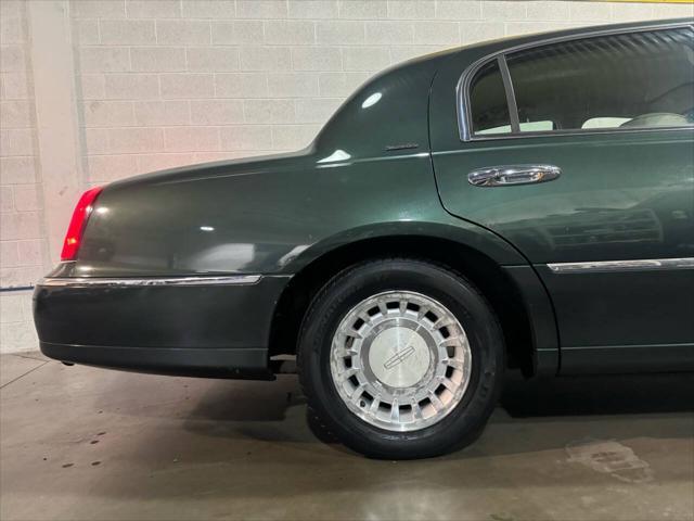 used 2001 Lincoln Town Car car, priced at $7,495