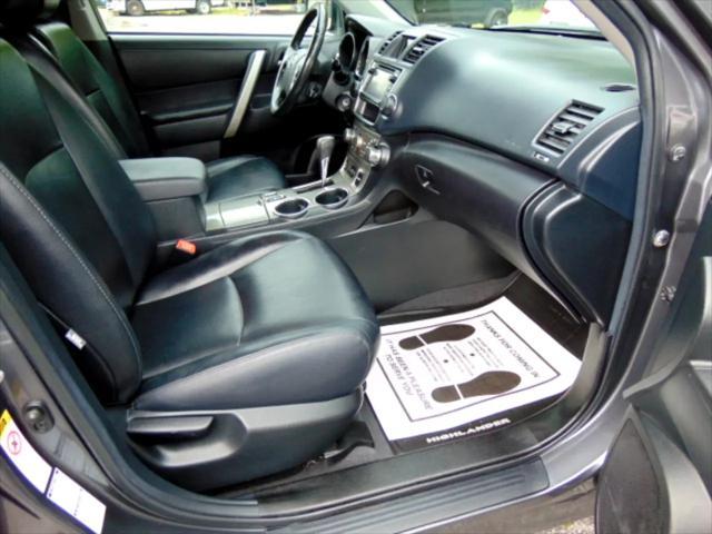used 2013 Toyota Highlander car, priced at $13,900
