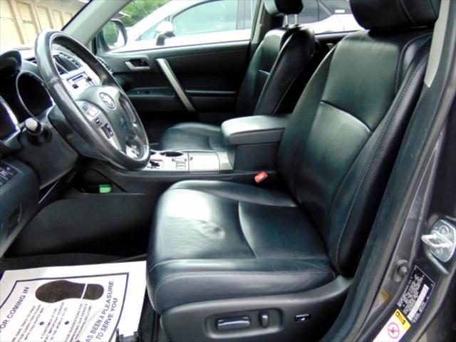 used 2013 Toyota Highlander car, priced at $13,900