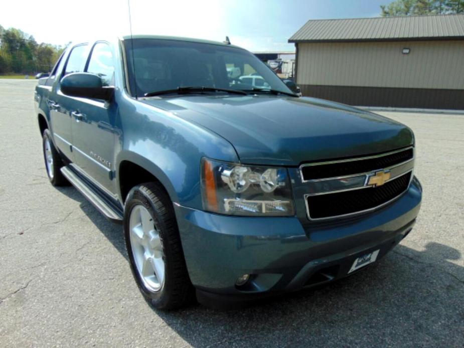 used 2008 Chevrolet Avalanche car, priced at $16,900