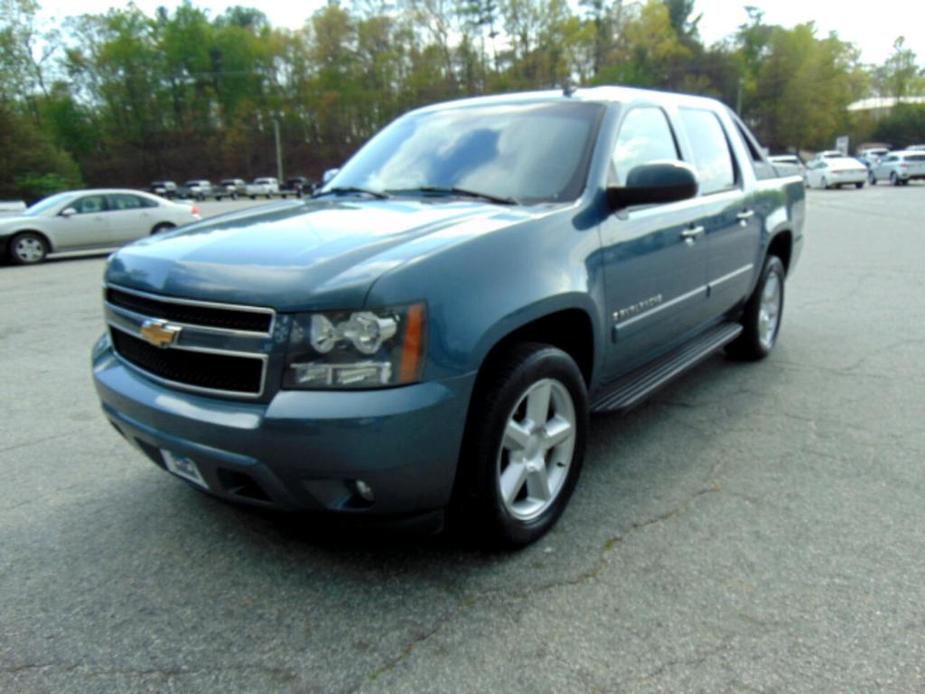 used 2008 Chevrolet Avalanche car, priced at $16,900