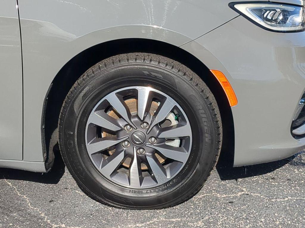used 2022 Chrysler Pacifica Hybrid car, priced at $20,966