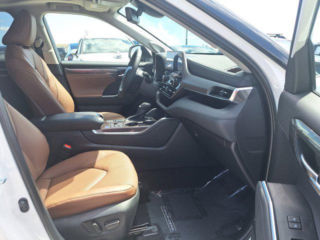 new 2025 Toyota Highlander Hybrid car, priced at $55,249