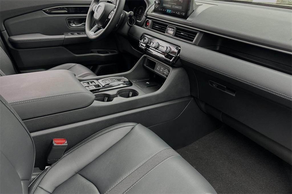 new 2025 Honda Pilot car, priced at $45,405