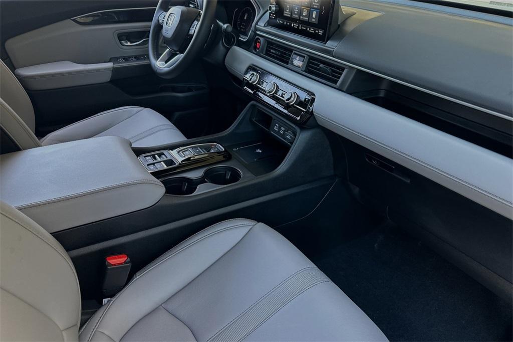 new 2025 Honda Pilot car, priced at $48,280