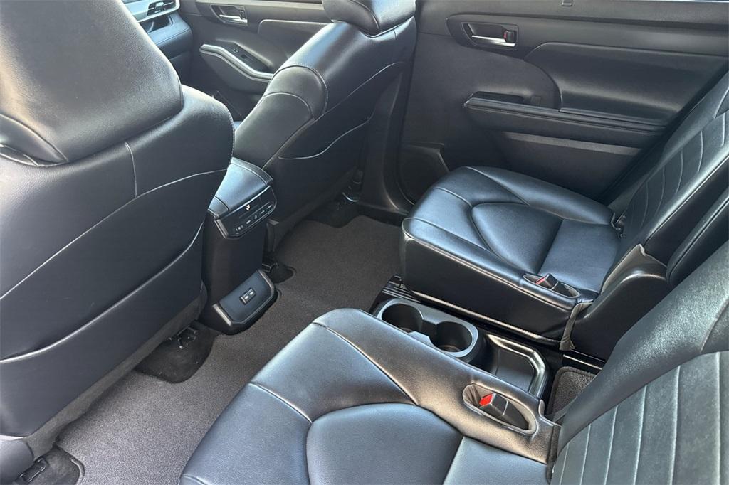used 2022 Toyota Highlander car, priced at $32,329