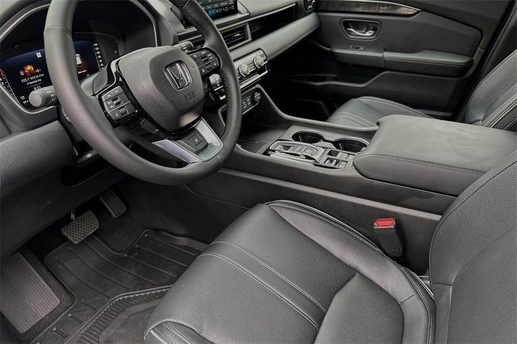 new 2025 Honda Pilot car, priced at $54,575