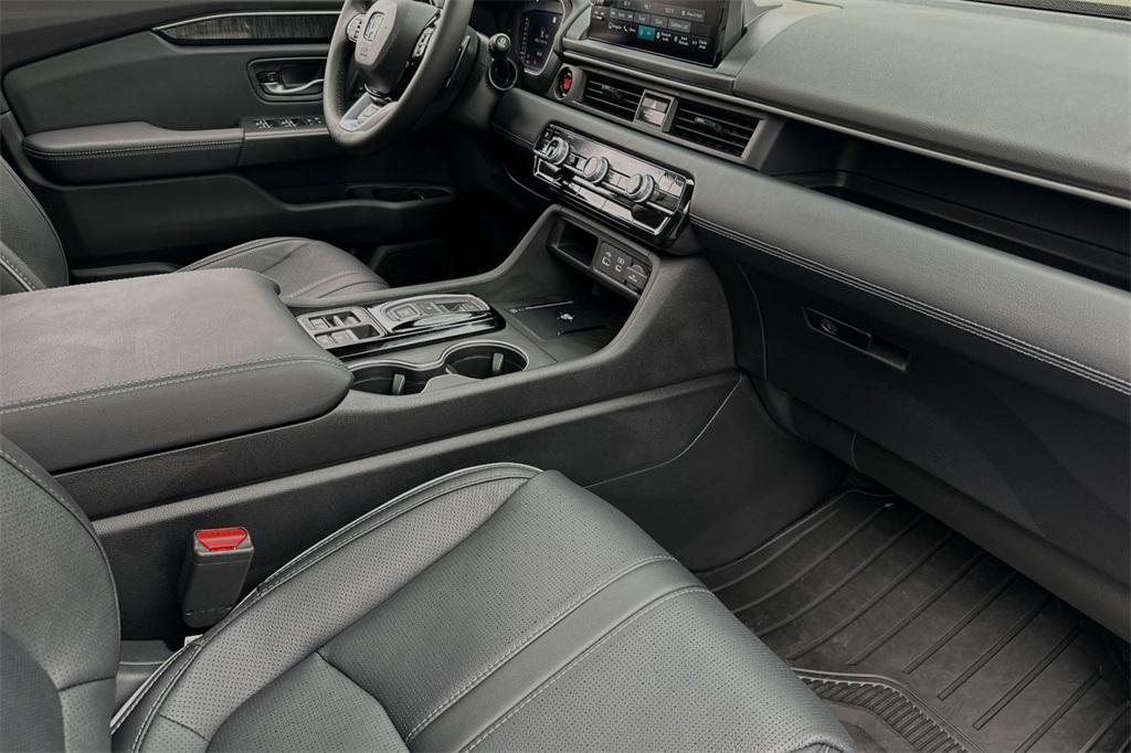 new 2025 Honda Pilot car, priced at $54,985