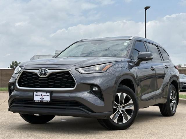 used 2022 Toyota Highlander car, priced at $29,900