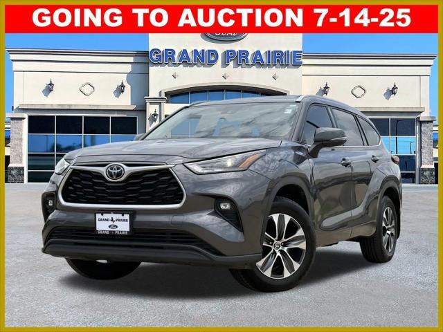 used 2022 Toyota Highlander car, priced at $29,900