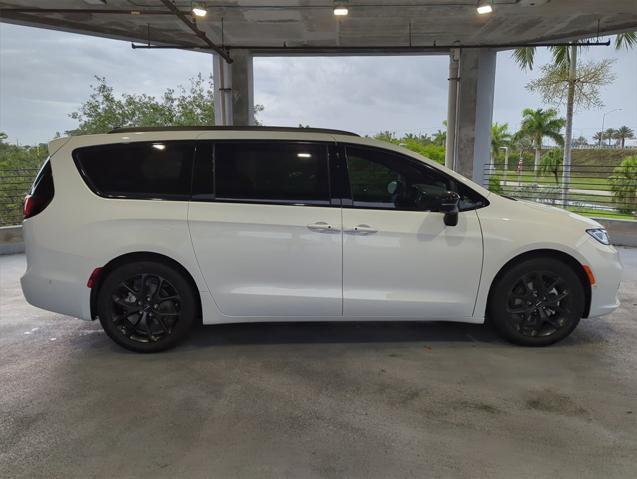 new 2024 Chrysler Pacifica car, priced at $52,265