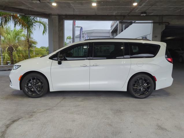 new 2024 Chrysler Pacifica car, priced at $52,265