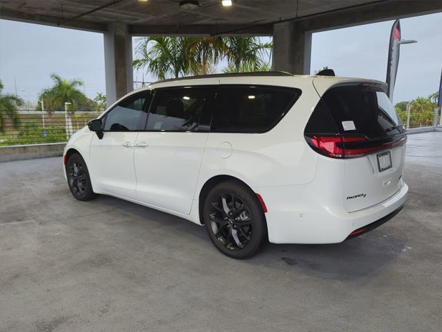 new 2024 Chrysler Pacifica car, priced at $52,265