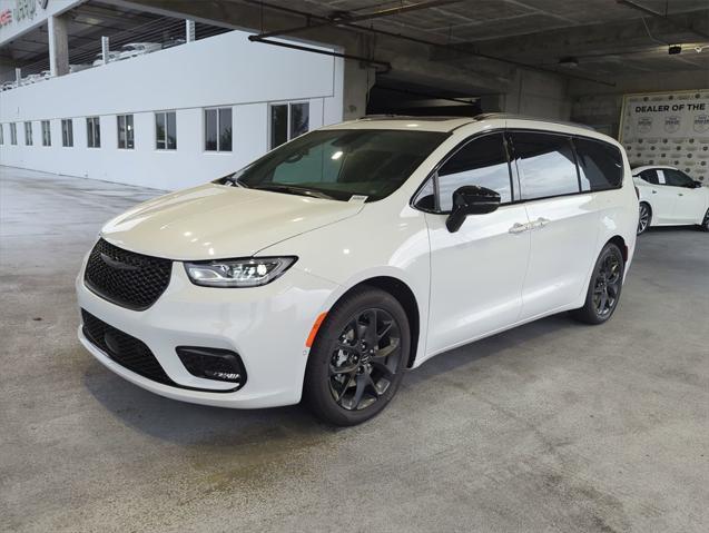 new 2024 Chrysler Pacifica car, priced at $52,265