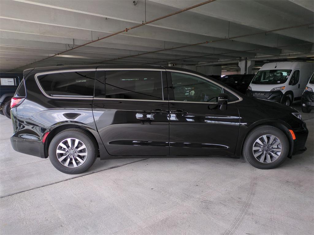 new 2025 Chrysler Pacifica Hybrid car, priced at $38,676