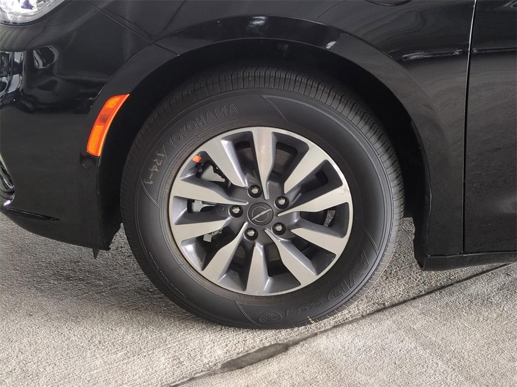 new 2025 Chrysler Pacifica Hybrid car, priced at $38,676