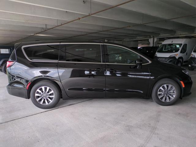 new 2025 Chrysler Pacifica Hybrid car, priced at $41,127