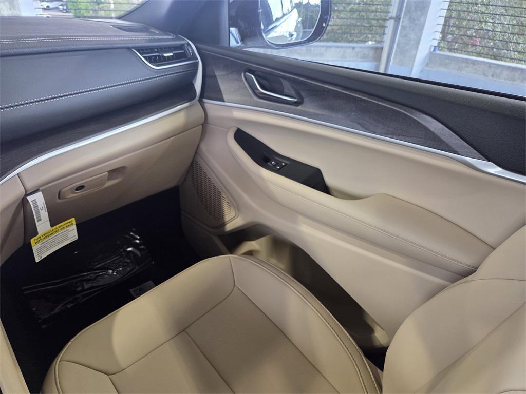 new 2025 Jeep Grand Cherokee car, priced at $38,856