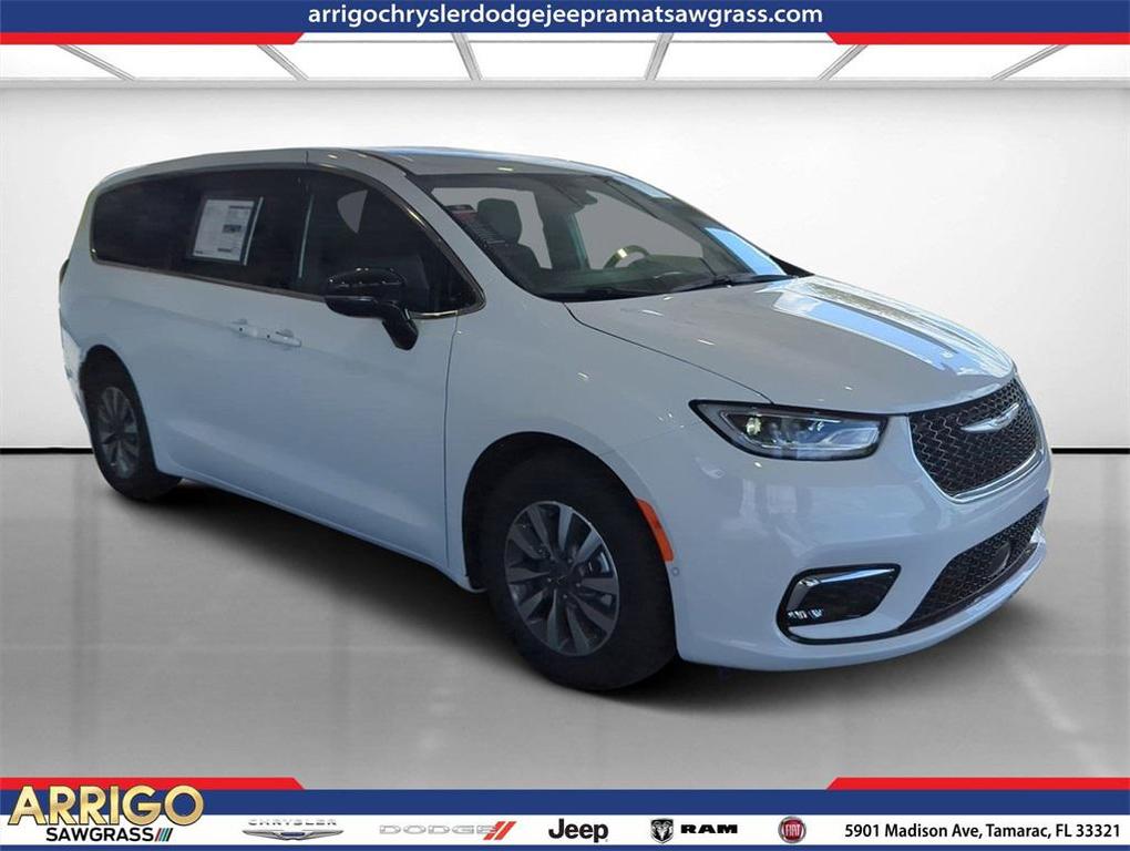 new 2025 Chrysler Pacifica Hybrid car, priced at $38,676