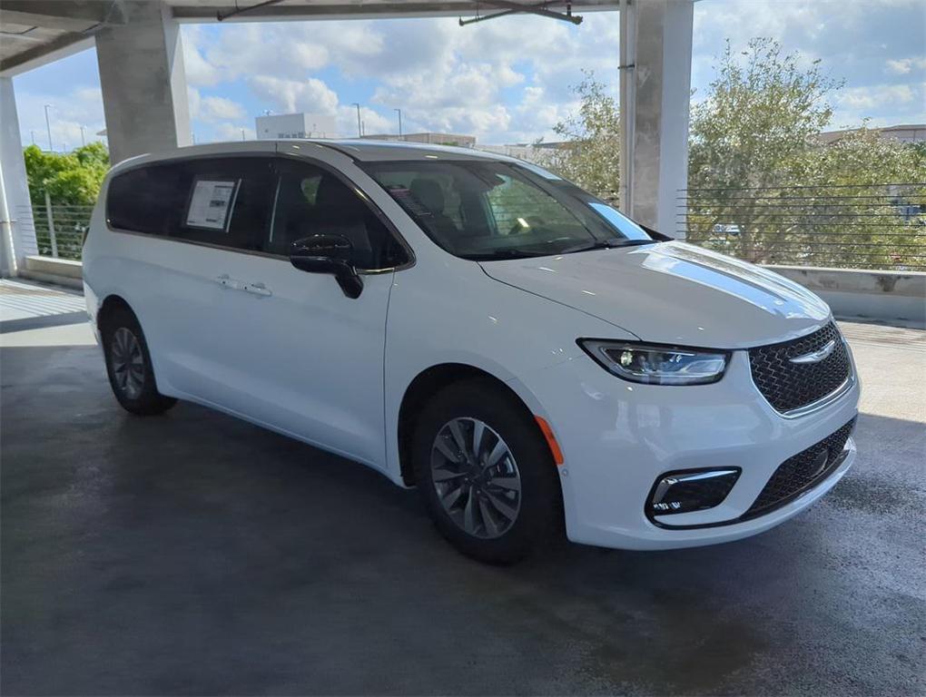 new 2025 Chrysler Pacifica Hybrid car, priced at $38,676