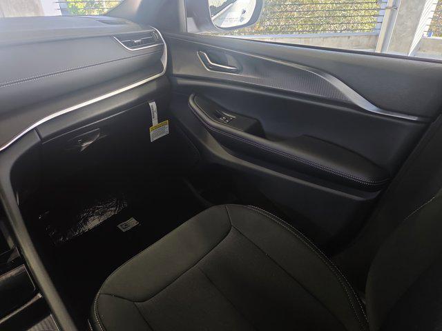 new 2025 Jeep Grand Cherokee car, priced at $39,780