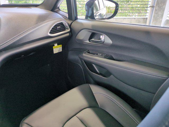 new 2025 Chrysler Pacifica Hybrid car, priced at $41,152