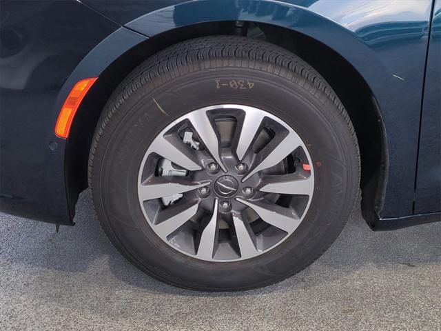 new 2025 Chrysler Pacifica Hybrid car, priced at $43,894