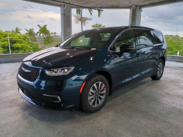 new 2025 Chrysler Pacifica Hybrid car, priced at $41,152
