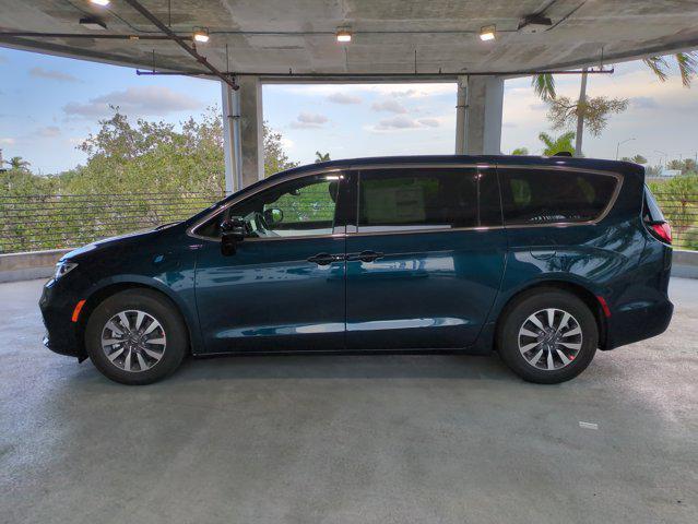 new 2025 Chrysler Pacifica Hybrid car, priced at $41,152