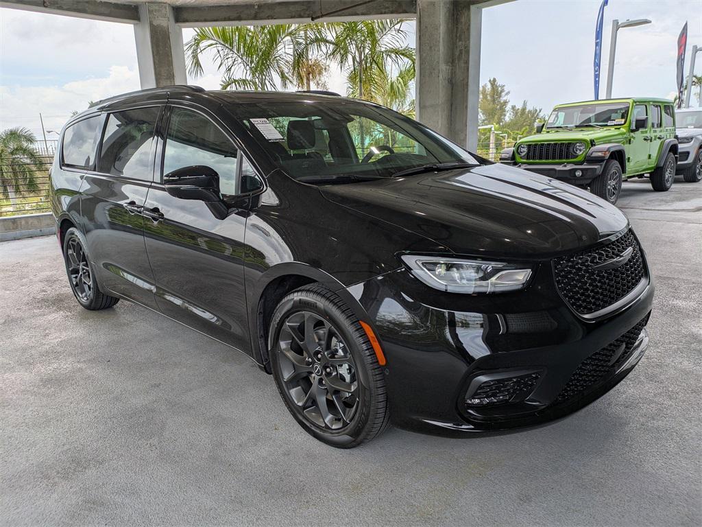 new 2025 Chrysler Pacifica car, priced at $37,418
