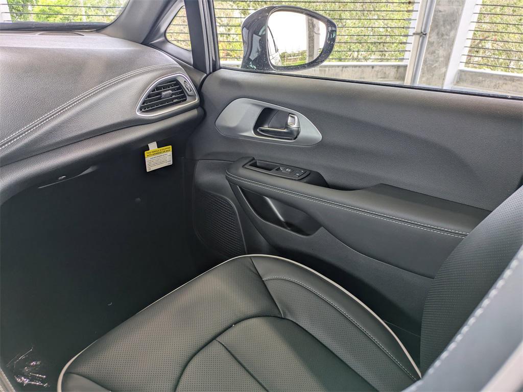 new 2025 Chrysler Pacifica car, priced at $37,418