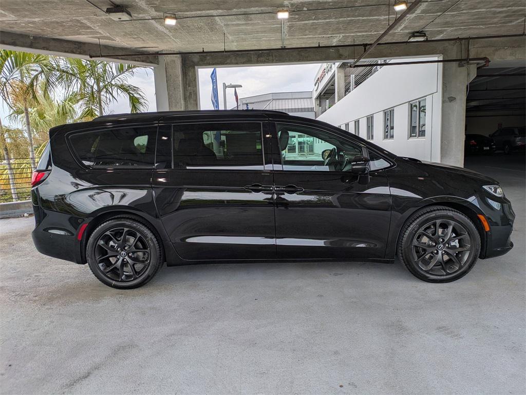 new 2025 Chrysler Pacifica car, priced at $37,418