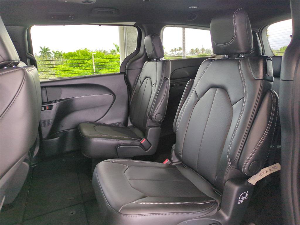 new 2025 Chrysler Pacifica car, priced at $34,452
