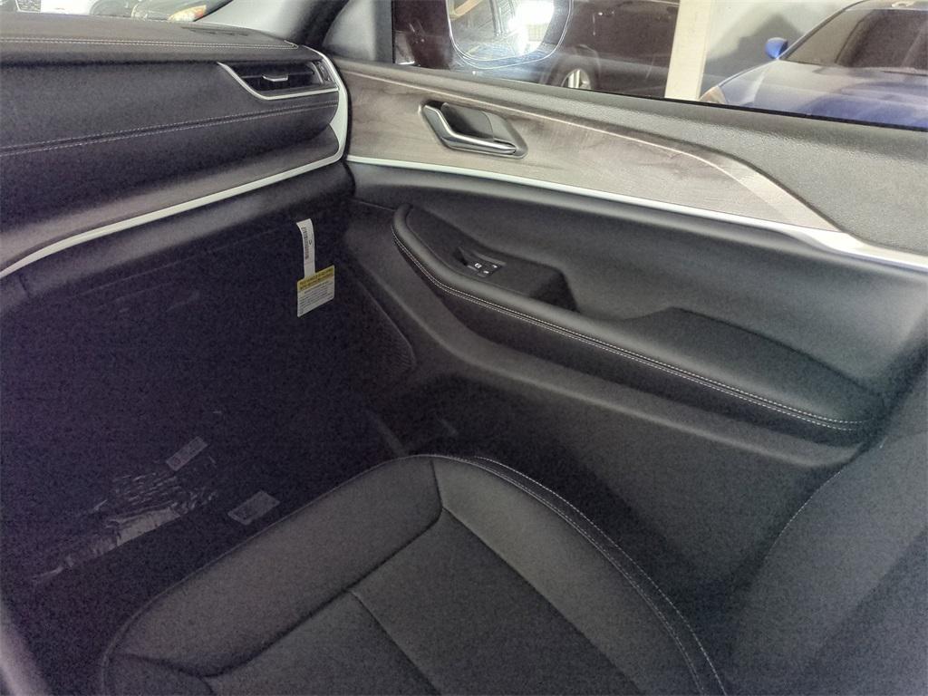 new 2025 Jeep Grand Cherokee L car, priced at $39,695