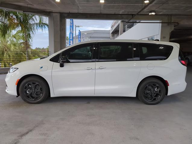 new 2024 Chrysler Pacifica Hybrid car, priced at $45,877