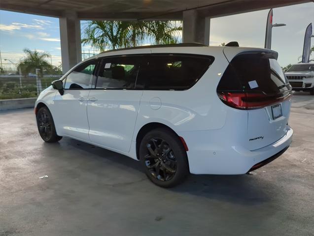 new 2024 Chrysler Pacifica car, priced at $46,313