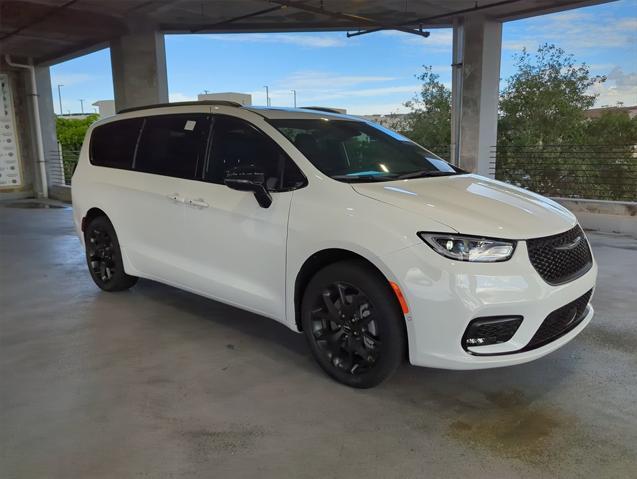 new 2024 Chrysler Pacifica car, priced at $46,313