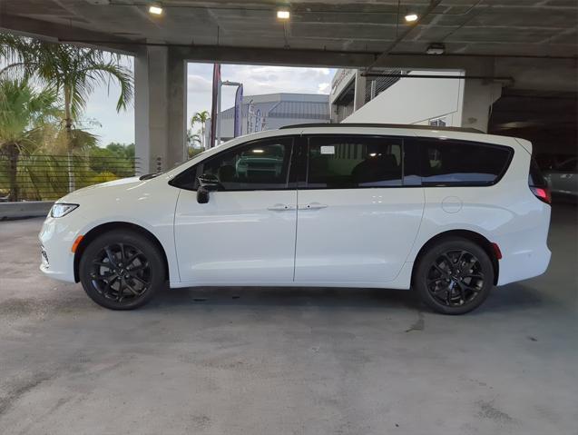 new 2024 Chrysler Pacifica car, priced at $46,313