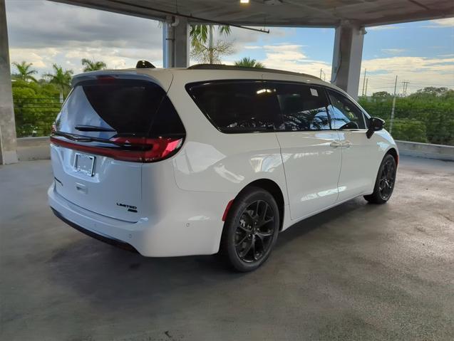 new 2024 Chrysler Pacifica car, priced at $46,313