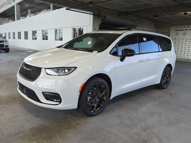 new 2024 Chrysler Pacifica car, priced at $46,313