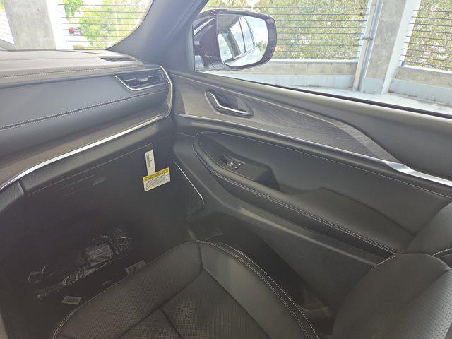 new 2025 Jeep Grand Cherokee car