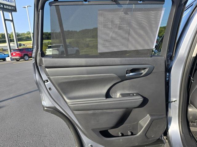 used 2021 Toyota Highlander Hybrid car, priced at $35,290
