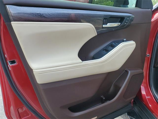 used 2022 Toyota Highlander Hybrid car, priced at $47,648