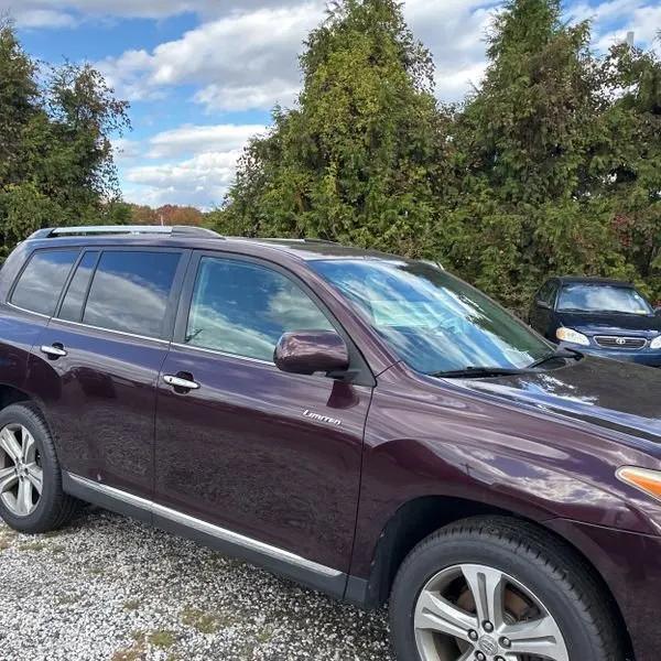 used 2011 Toyota Highlander car, priced at $9,495