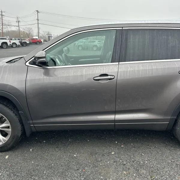 used 2015 Toyota Highlander car, priced at $14,495