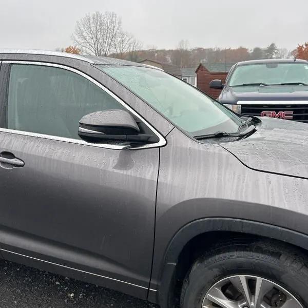 used 2015 Toyota Highlander car, priced at $14,495