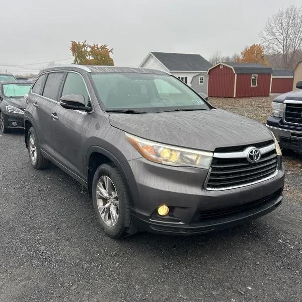 used 2015 Toyota Highlander car, priced at $14,495