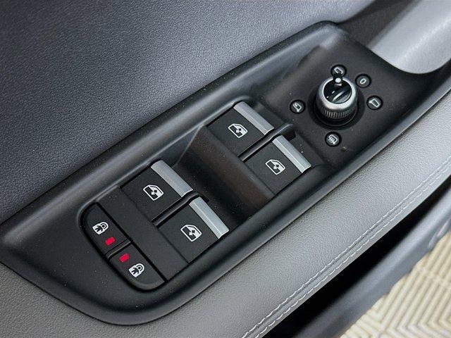 new 2025 Audi Q7 car, priced at $75,395