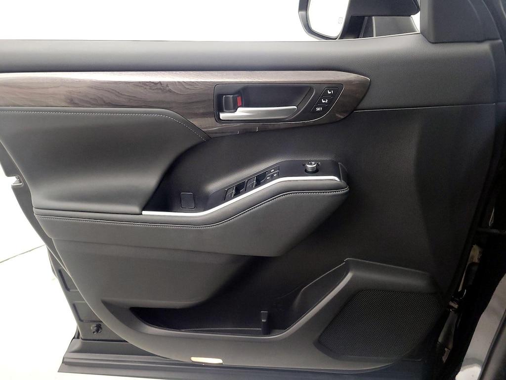 used 2023 Toyota Highlander car, priced at $43,998
