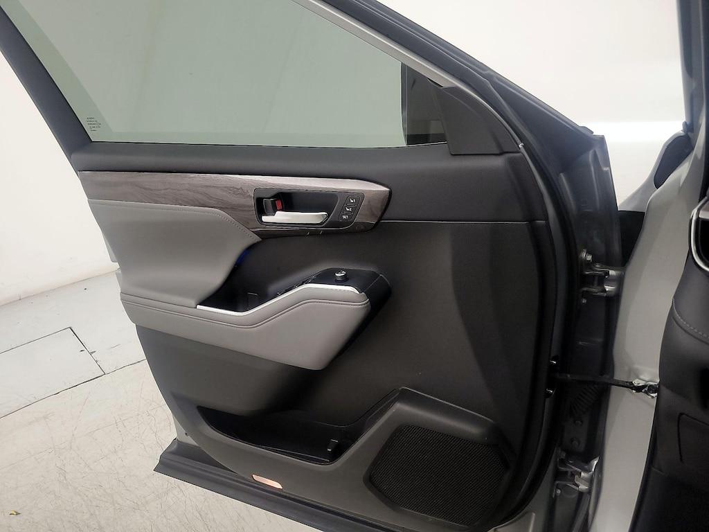 used 2021 Toyota Highlander car, priced at $41,998
